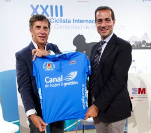 Pedro Delgado y Salvador Victoria mostrando el maillot que vestirá el vencedor de la Vuelta a Madrid.