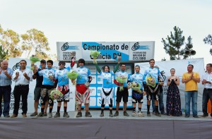 El podio al completo con los campeones gallegos de descenso. /Foto José Domínguez