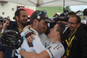 Riblon se abraza con Dumoulin / ASO