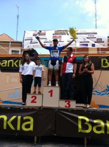 Adrián Alvarado, en el podio de la Vuelta a Ávila como mejor sub-23.