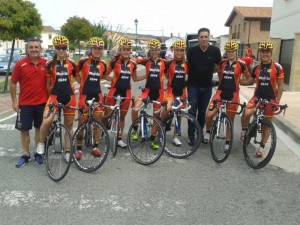 Indurain, con la selección de féminas que también participa en la Vuelta a Pamplona.