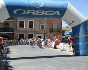 Javier Gil sufre una caída en la llegada. /Foto: elpueblodealbacete.com
