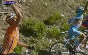 Los corredores increpan al piloto / Terra