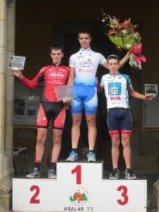 Iñigo Landaluze, con Eneko Aramendia (2º) e Iker Pedernales (3º).