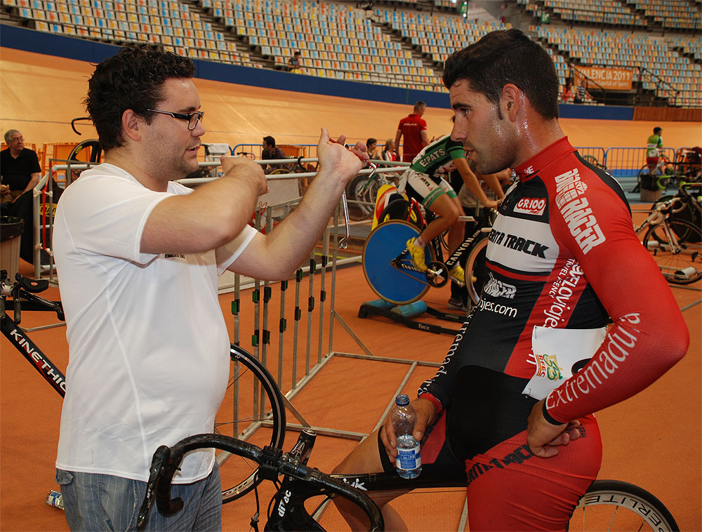 El emeritense Cristian Galván atento a las indicaciones de Rodrigo González./Foto AcciónTr3s.