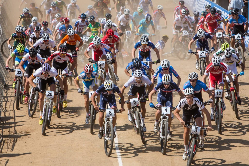 La montonera de la salida. JIménez, en el suelo, en el centro / UCI