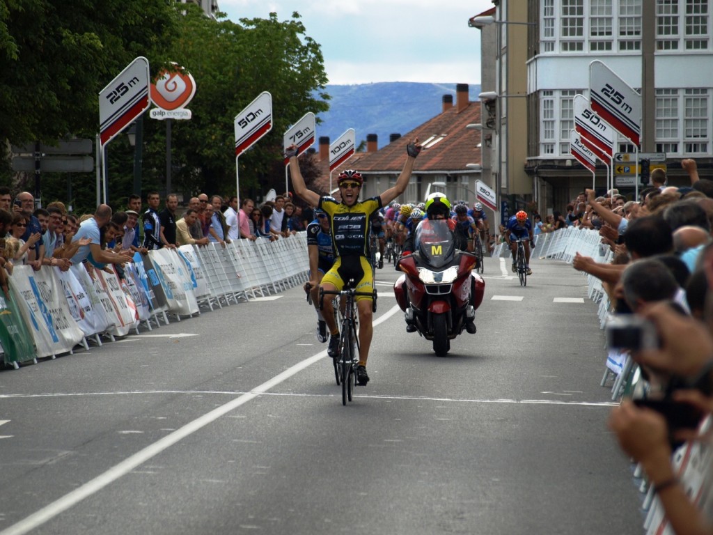Jordi Simón, celebrando su victoria al cruzar la meta.