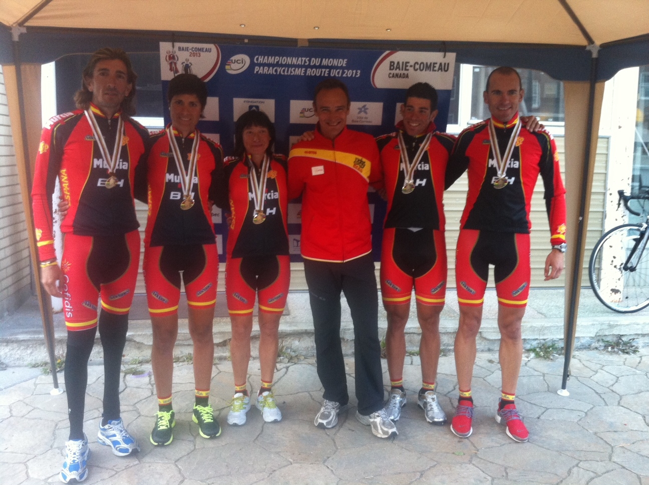 Los últimos medallistas, con el seleccionador / RFEC