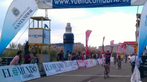 La llegada de Pedrero © Vuelta Cantabria