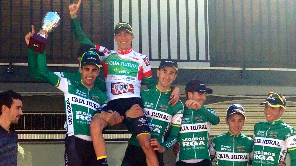 Rosón, aupado por sus compañeros © Caja Rural