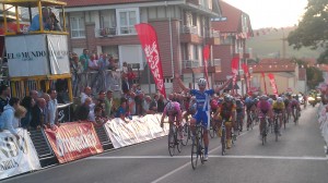 El sprint de la 2ª etapa © Vuelta Cantabria