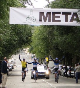 Daniel Crespo, Felipe Peces y Alberto Sánchez, cruzando la línea de meta.