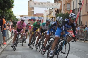 El pelotón, rodando por el circuito de Moncada.