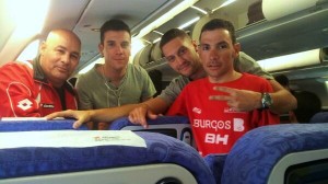 Parte del equipo, en el avión a China © Burgos-BH