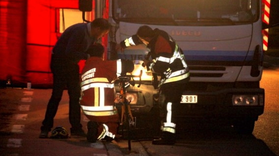 Bomberos quitando la bici empotrada contra el camión @ Het Nieuwsblad