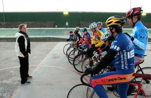 Gálvez dirige los pasos de los aficionados a la pista.