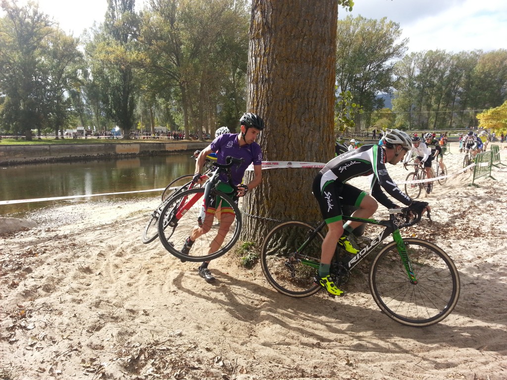 Aitor Hernández, cargando la bici sobre el arenoso suelo del Parque Natural El Soto.