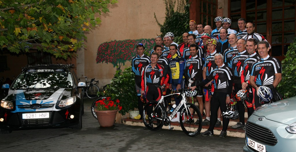 Foto de familia de los participantes en el acto.