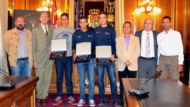La Federación de Ciclismo reconoce a los hermanos Herrada y Cristian Cañada.