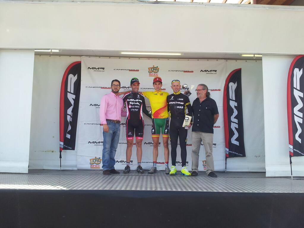 Aitor Hernández, flanqueado por Ruiz de Larrinaga y Zaballa.