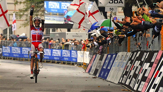 El gesto de Purito en la meta de Lecco © Il Lombardia