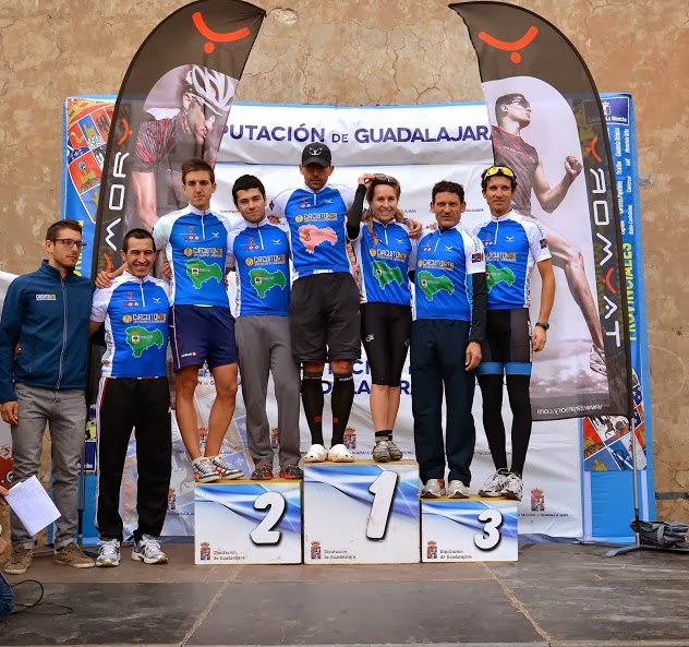 Podio con los ganadores.