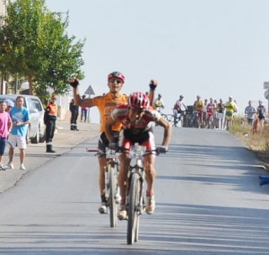 En el sprint de la cuarta etapa, Romero se adelanta a Trujilo.