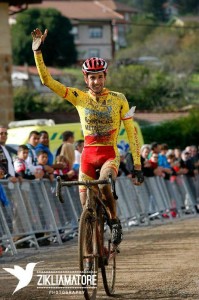 Aitor, celebrando una de sus ocho victorias. © Zikliamatore