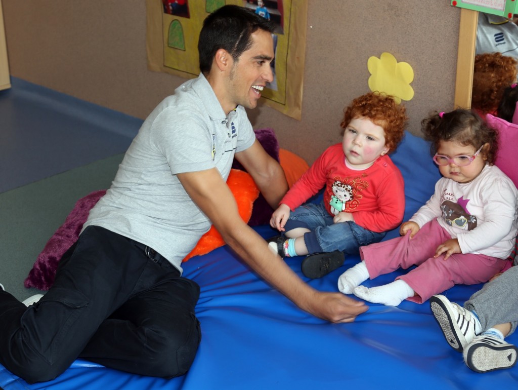 Contador, con los niños del hospital