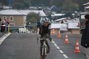 Óscar Pujol, tercero, entrando en meta.