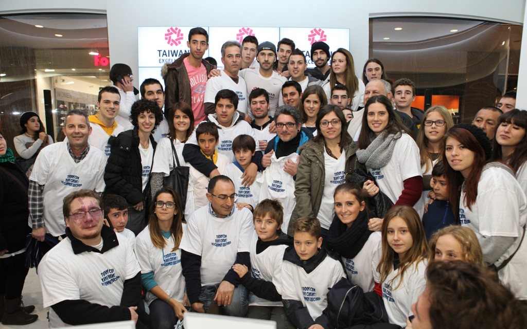 Xavi, tras conseguir superar el reto, con todos los voluntarios que le ayudaron a conseguirlo.