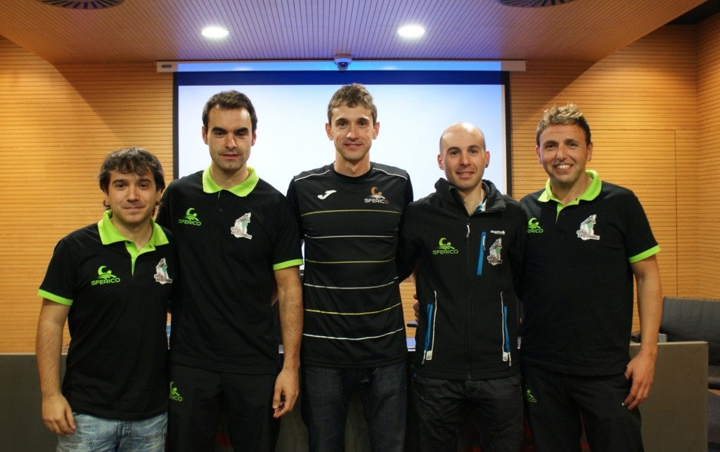 Aitor Hernández, rodeado del resto de compañeros que forman su equipo.