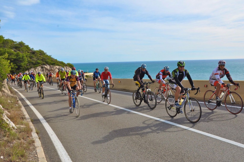 El pelotón, por las las emblemáticas Costas del Garraf. © Dani Valles (visitsitges.com)