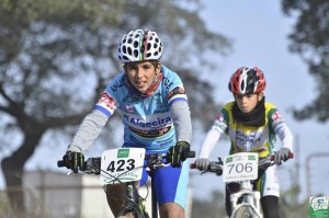 La ruta congregó a un gran número de ciclistas de escuelas.