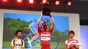 Toribio levanta su trofeo de la Challenge de Japón © Ukyo