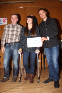 Aún lesionada, la cadete Rocío del Alba García fue a recoger su diploma. © RFEC