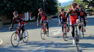 Varios corredores saliendo a entrenar por Dénia © BMC