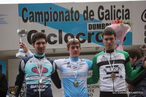 Pablo Rodríguez, en el centro, con el maillot de campeón gallego sub-23.