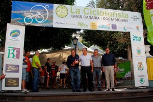Entrega de recuerdo por parte del Ayto. de La Aldea a Ángel Bara. ©  Iñaki Lopetegi