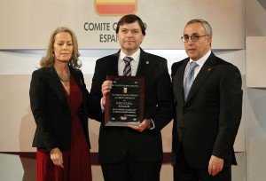 Fernando del Val, del CC Burgalés, posa con la Placa Olímpica al Mérito Deportivo.