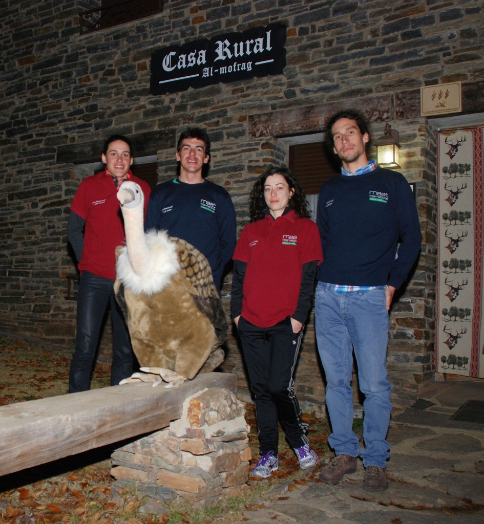 Muriel, Díaz de la Peña, Alonso y Romero, junto a la mascota de la Casa Rural Al-Mofrag en pleno Parque Nacional de Monfragüe.