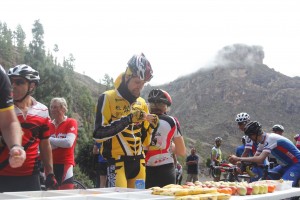 Reponiendo fuerzas en el avituallamiento. © Iñaki Lopetegi