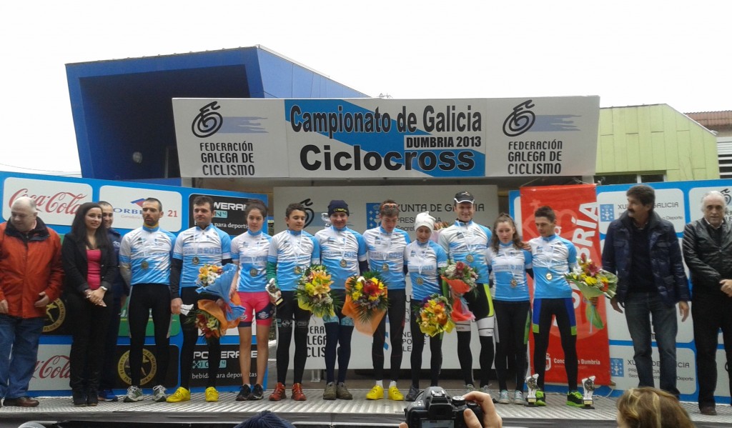 Los campeones gallegos de cyclo-cross lucen sus maillots en el podio de Dumbría. © FGC