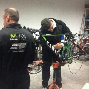 Los mecánicos de Movistar, con la Canyon © twitter