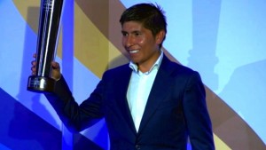 Quintana recoge su trofeo © Movistar