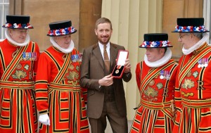 Wiggins, con los Beefeater © twitter