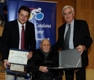 Oliver, recibiendo la placa conmemorativa en la pasada Festa del Ciclisme Català.
