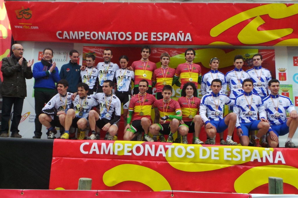 Podio completo con los equipos de Euskadi, Asturias y Galicia. © RFEC