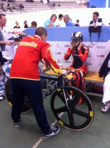 Tania Calvo, recibiendo instrucciones de Meliá.