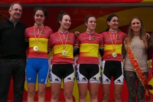 Las campeonas, luciendo sus maillots en el podio final. © RFEC
